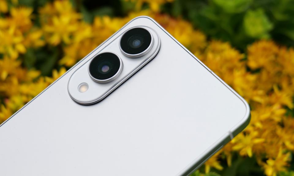 The Galaxy S25 Edge features the 200MP main camera from the S25 Ultra, though it lacks a dedicated telephoto lens. 